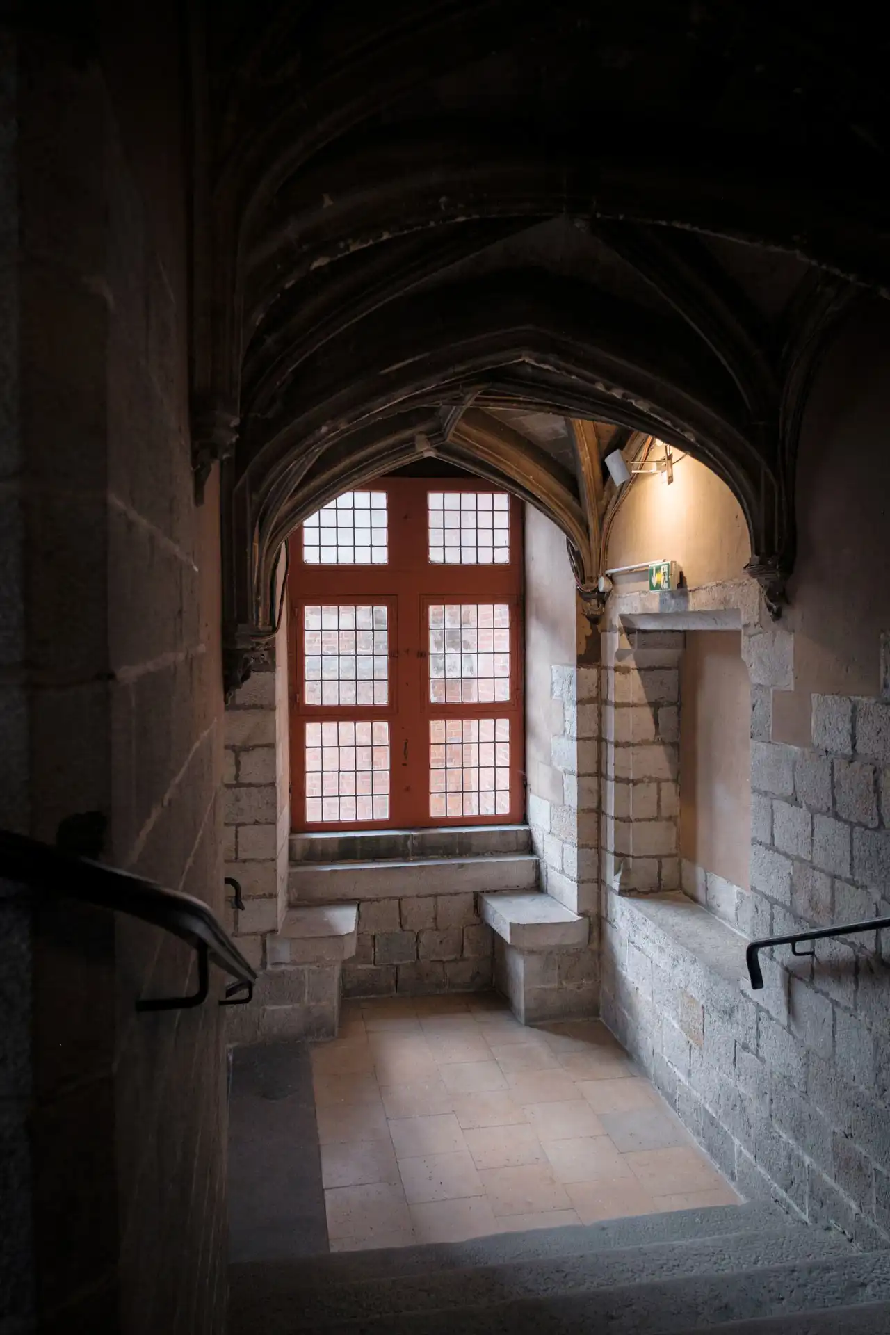 alcove avec 2 banquettes près d'une fenêtre de la cage d'escalier du Palais Rihour à Lille