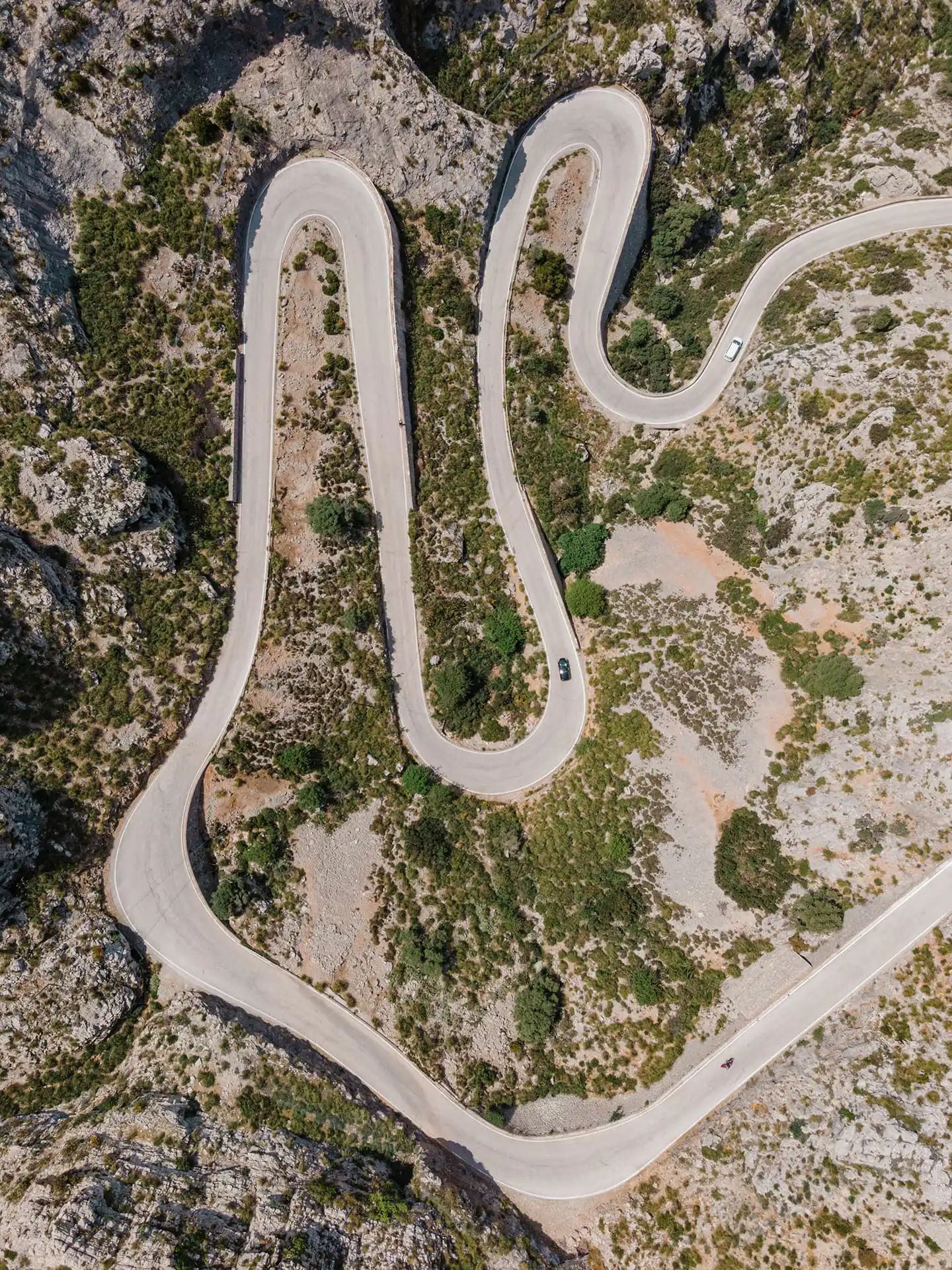 Ma-2141 à Majorque, route sinuseuse entre les montagnes arides. Vue drone