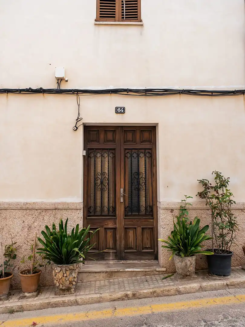 porte d'entrée avec des plantes d'une maison de la vieille ville d'Alcudià