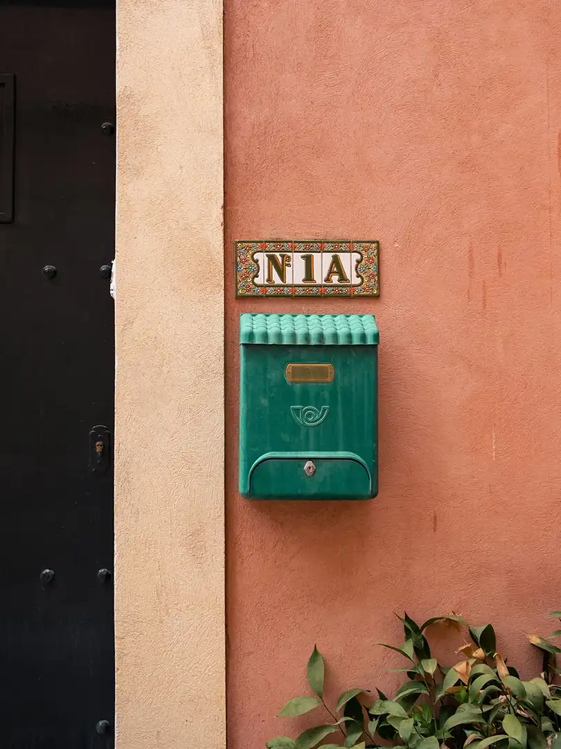boite aux lettres vertes sur un mur corail d'une maison de la vieille ville d'alcudià