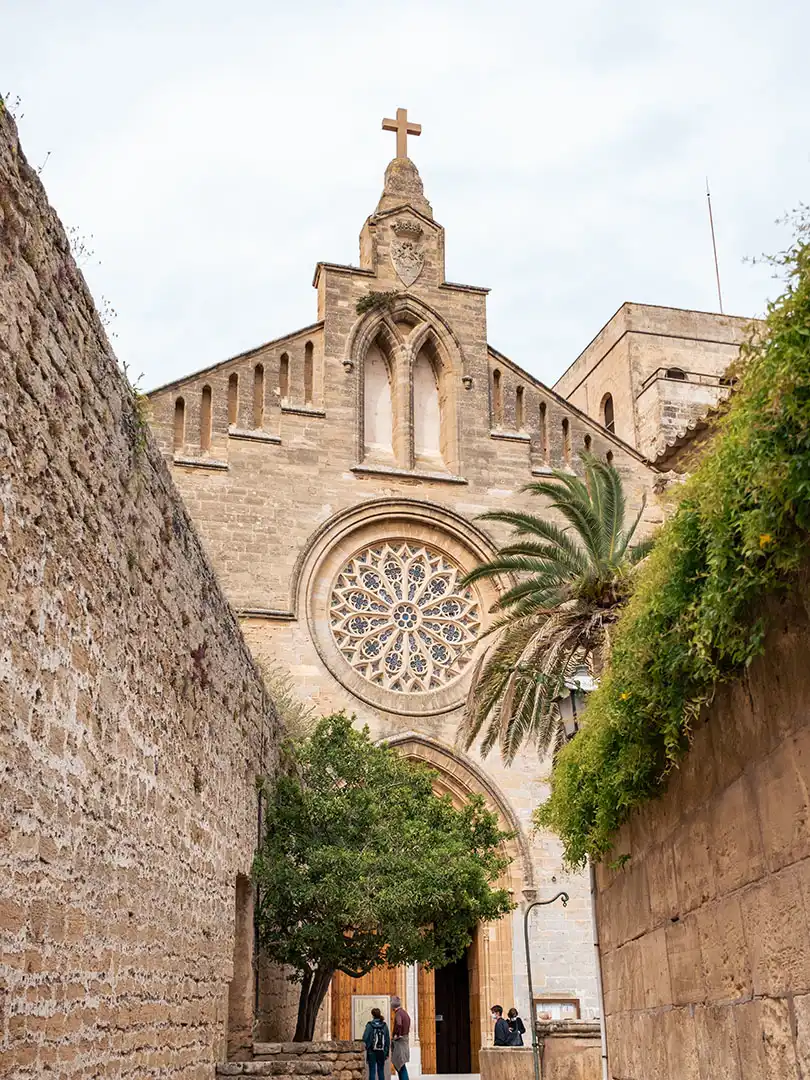 Eglise Saint-Jaques à Alcudià avec une belle et grande rosace en pierres