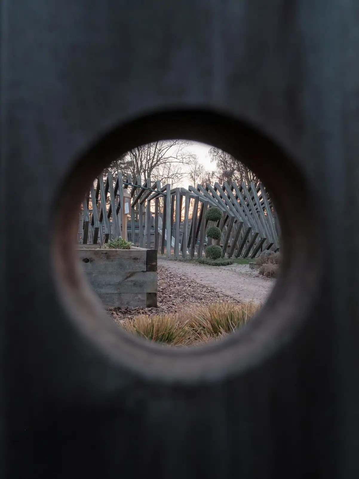 vue sur structure en bois aux jardins mallet-stevens