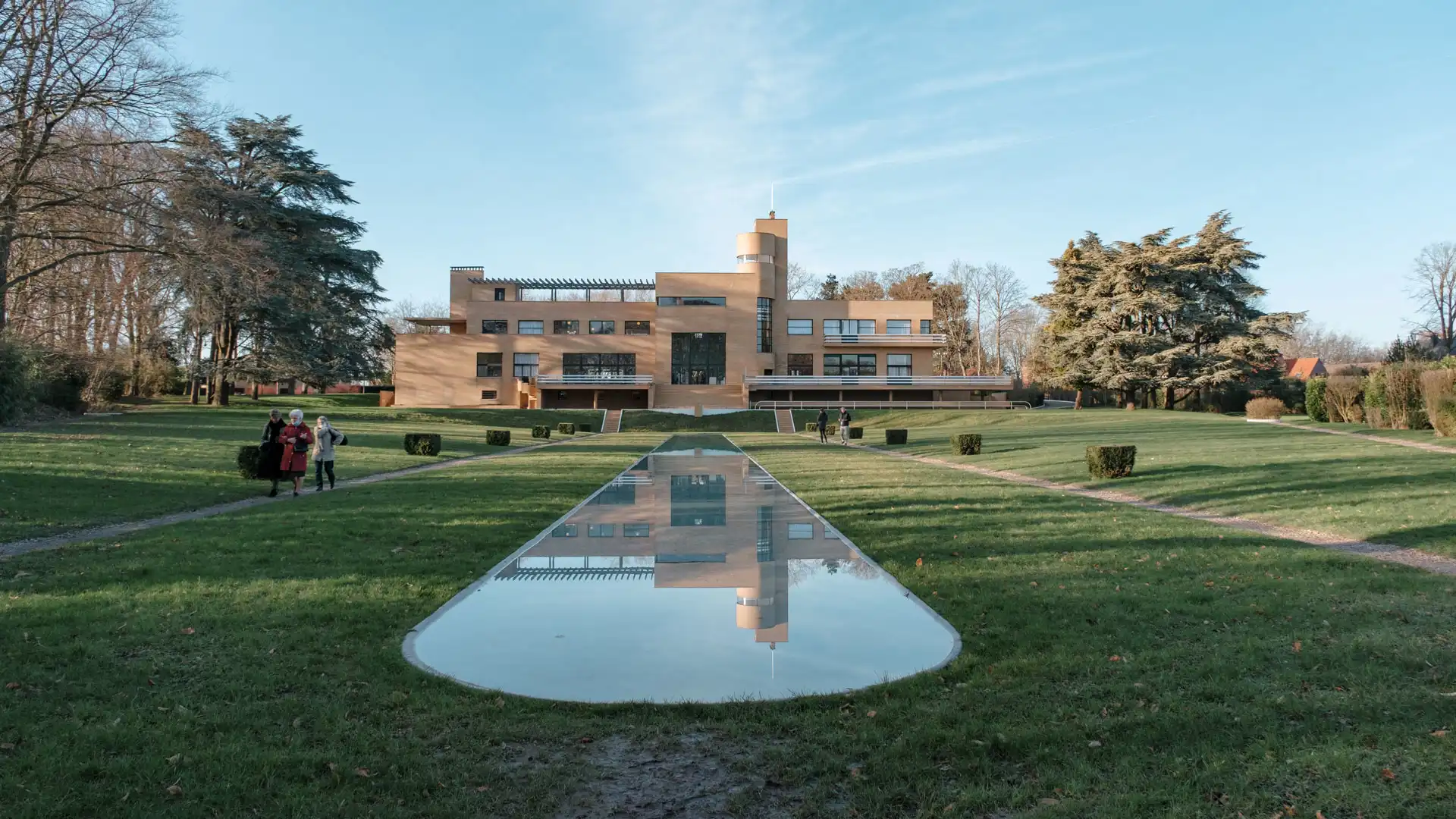 Villa Cavrois à Roubaix vue depuis le miroir d'eau
