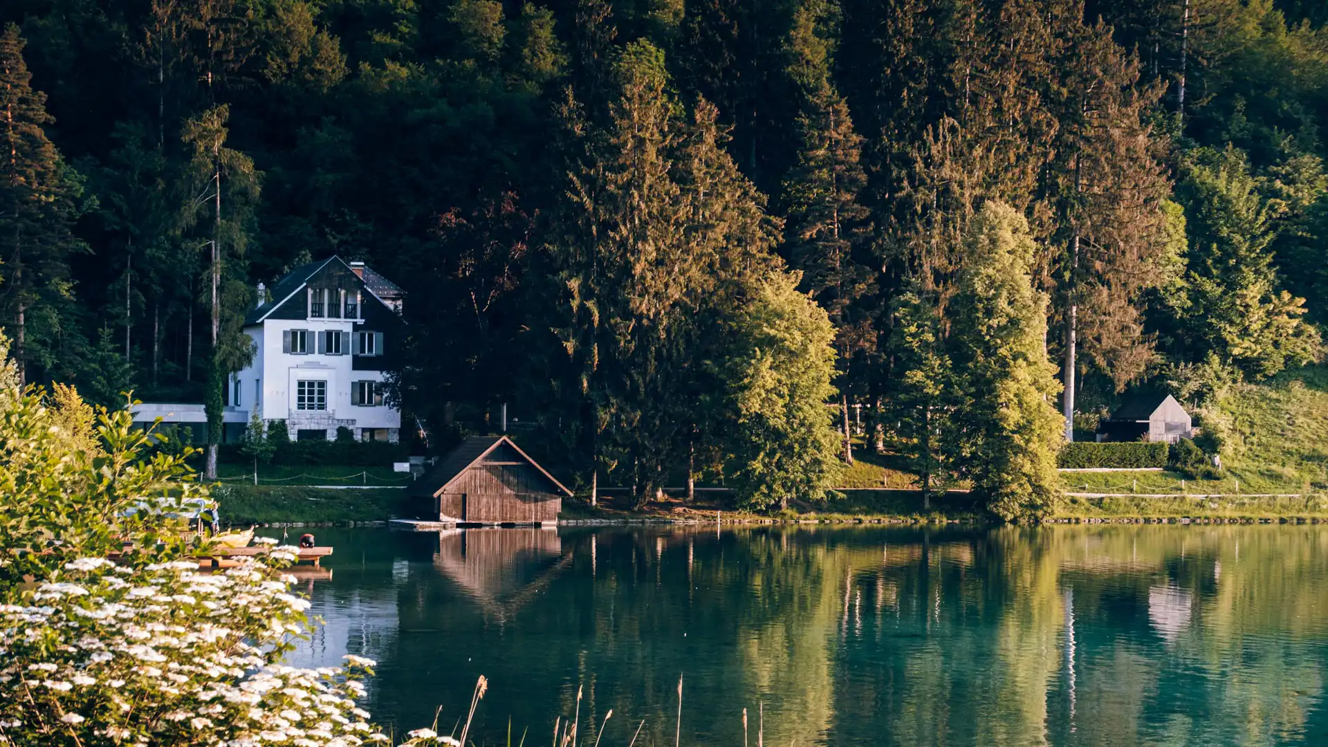 Maison et cabane en bois au bord du lac de Bled en Slovénie