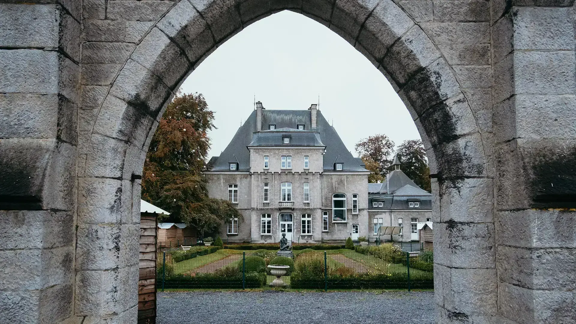 Château Saint-Roch sous la pluie à Ciney en Belgique