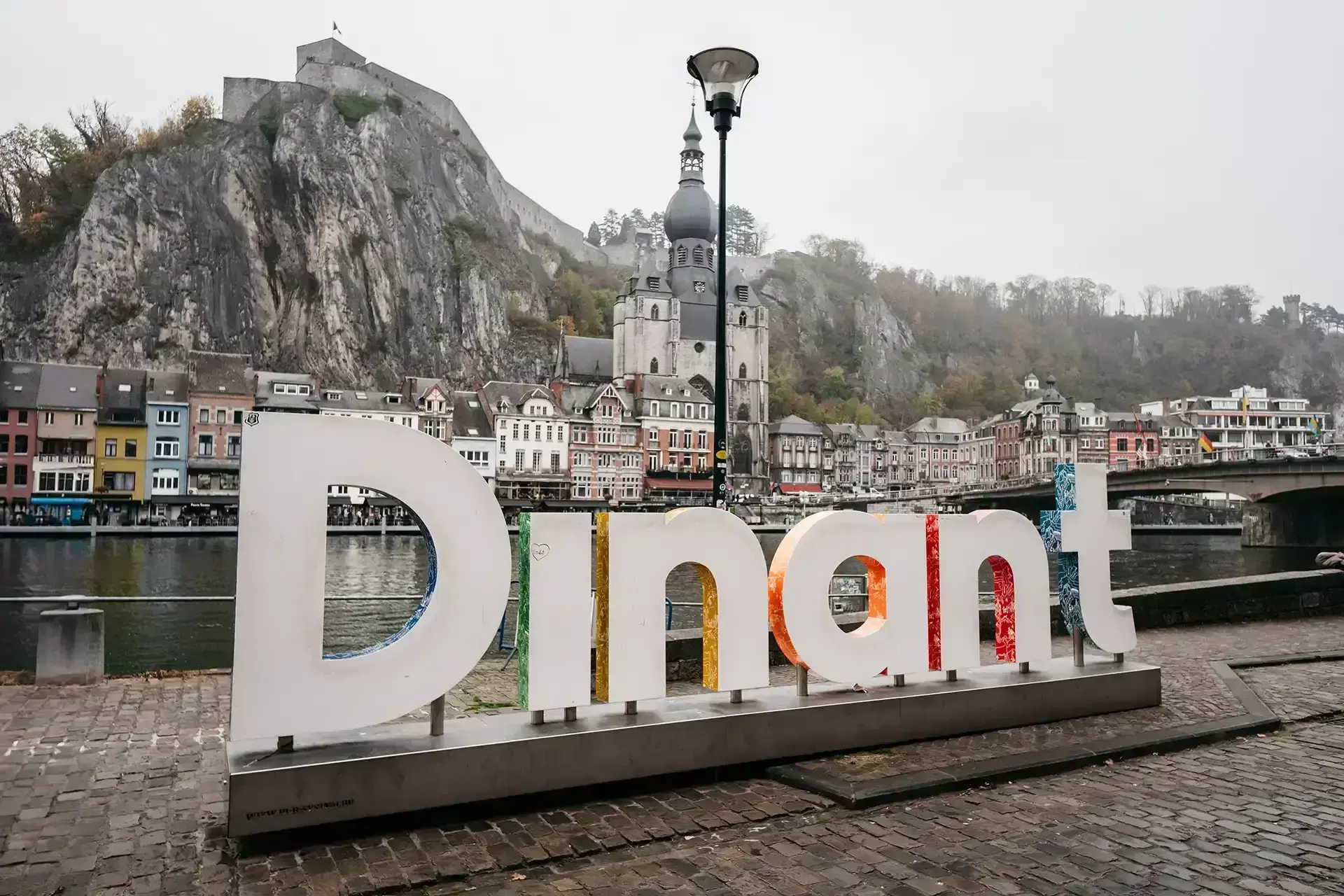 Lettres Dinant le long de la Meuse