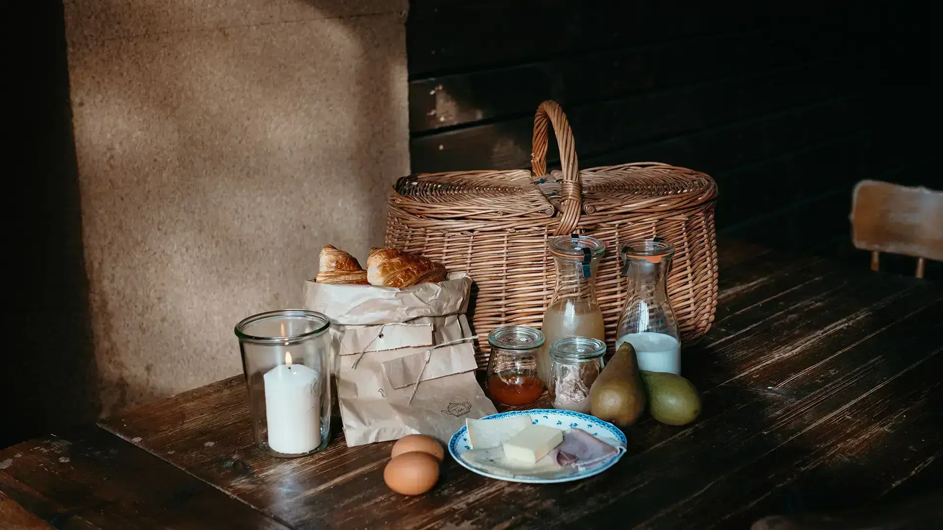 Panier petit-déjeuner sur une table, Nutchel Cabins Ardennes, Logement insolite en Belgique