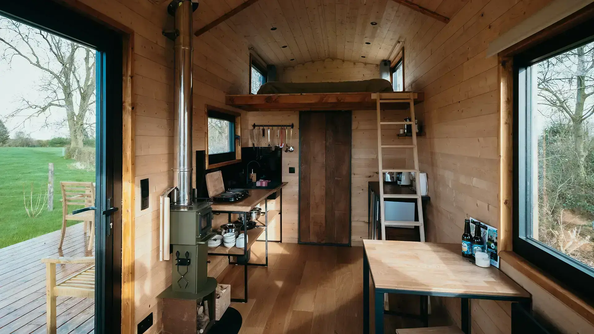 Intérieur en bois d'une tiny house en Belgique