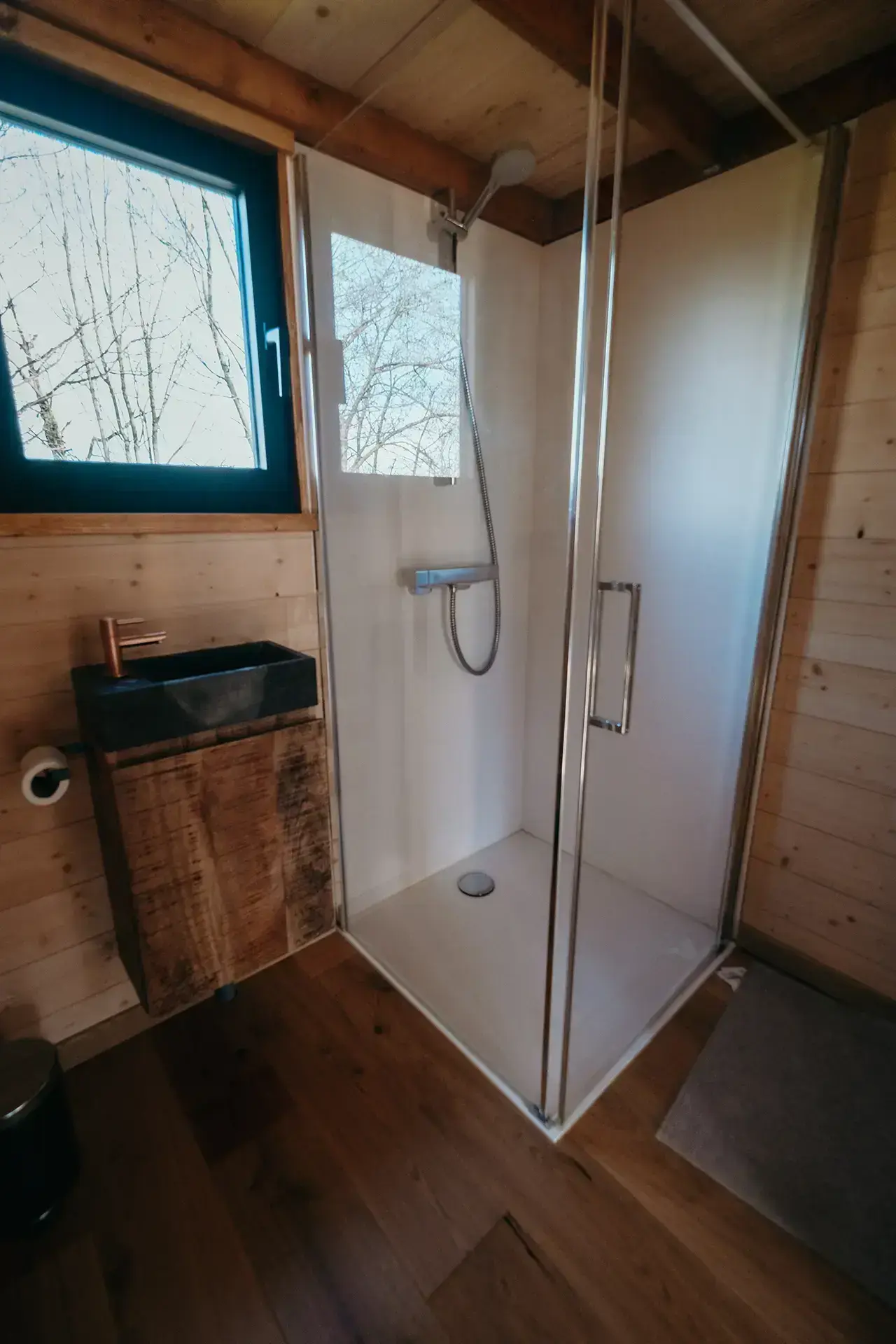 Douche dans une tiny house en bois
