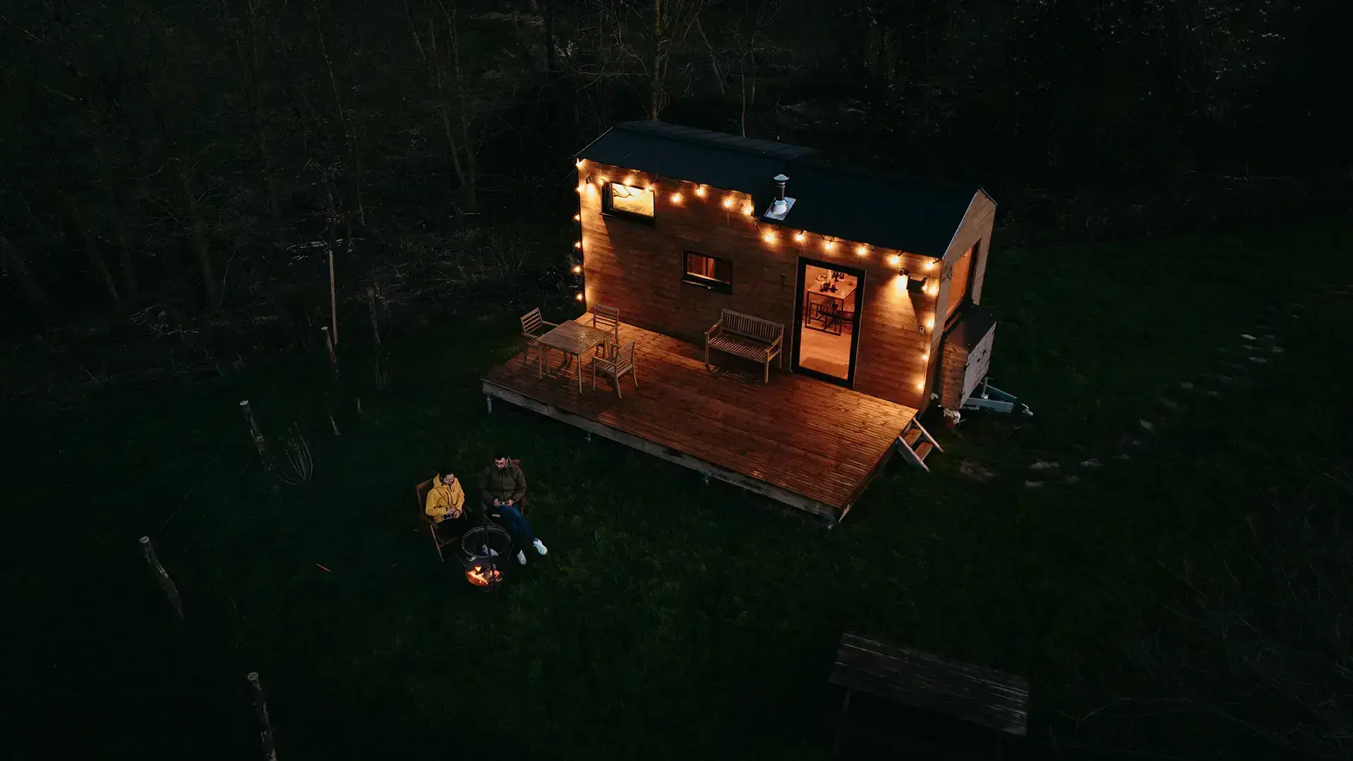 Tiny house en bois à Liège en Belgique à la tombée de la nuit. La photo est prise au drone