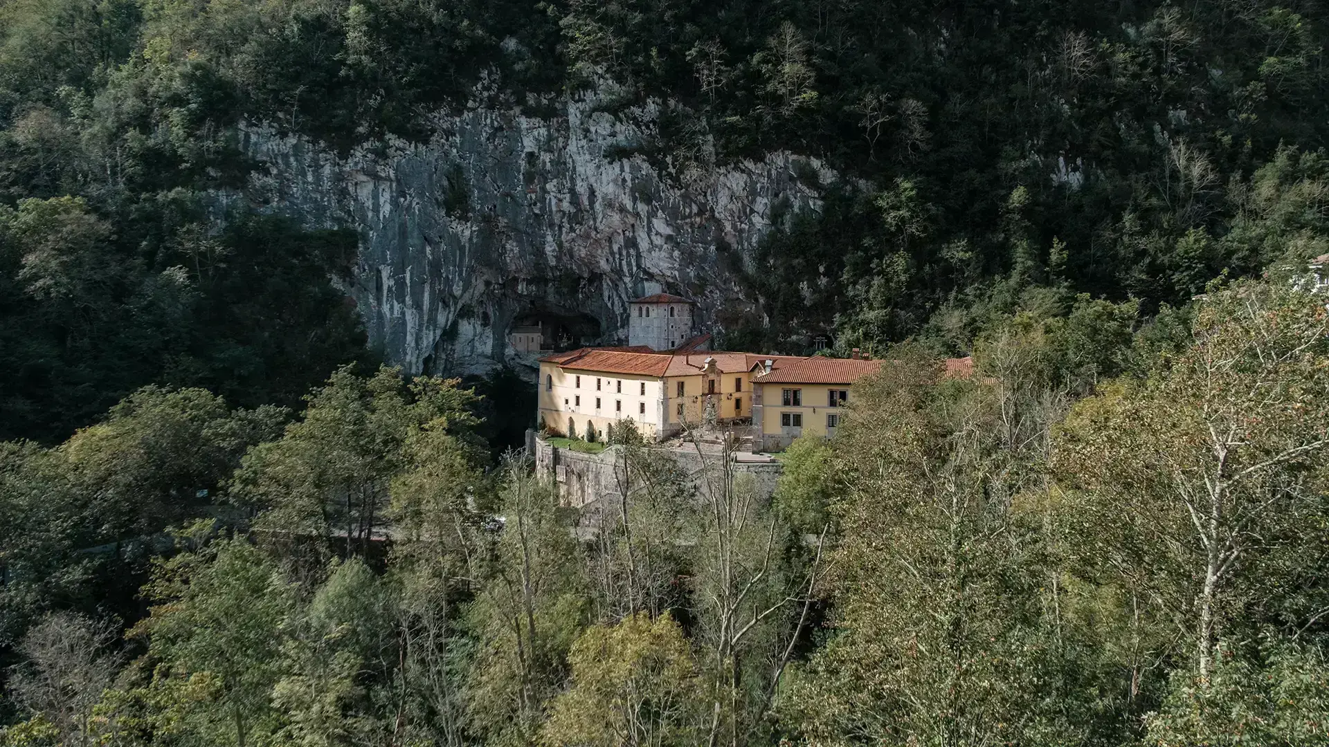 Sanctuaire de Covadonga dans les pics d'Europe