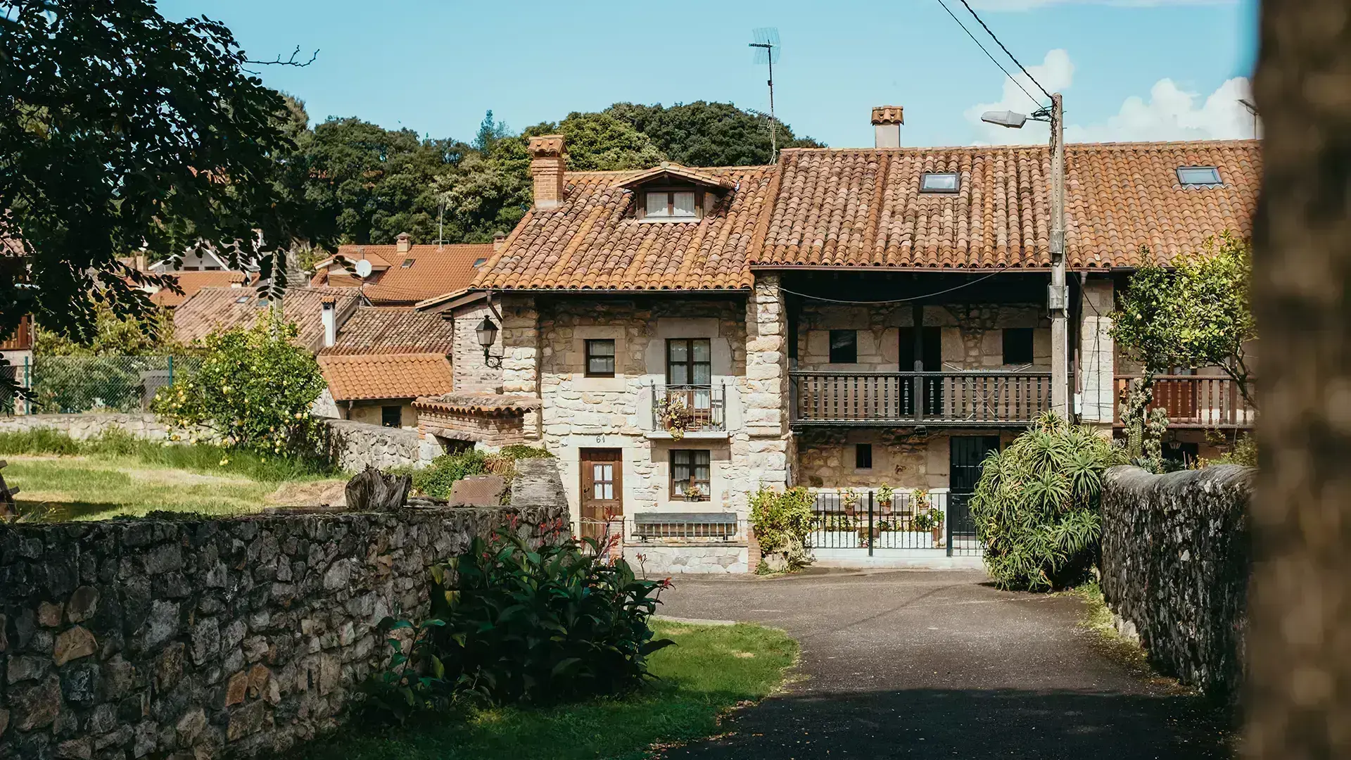 Habitations en pierres typiques du village de Pechón en Espagne