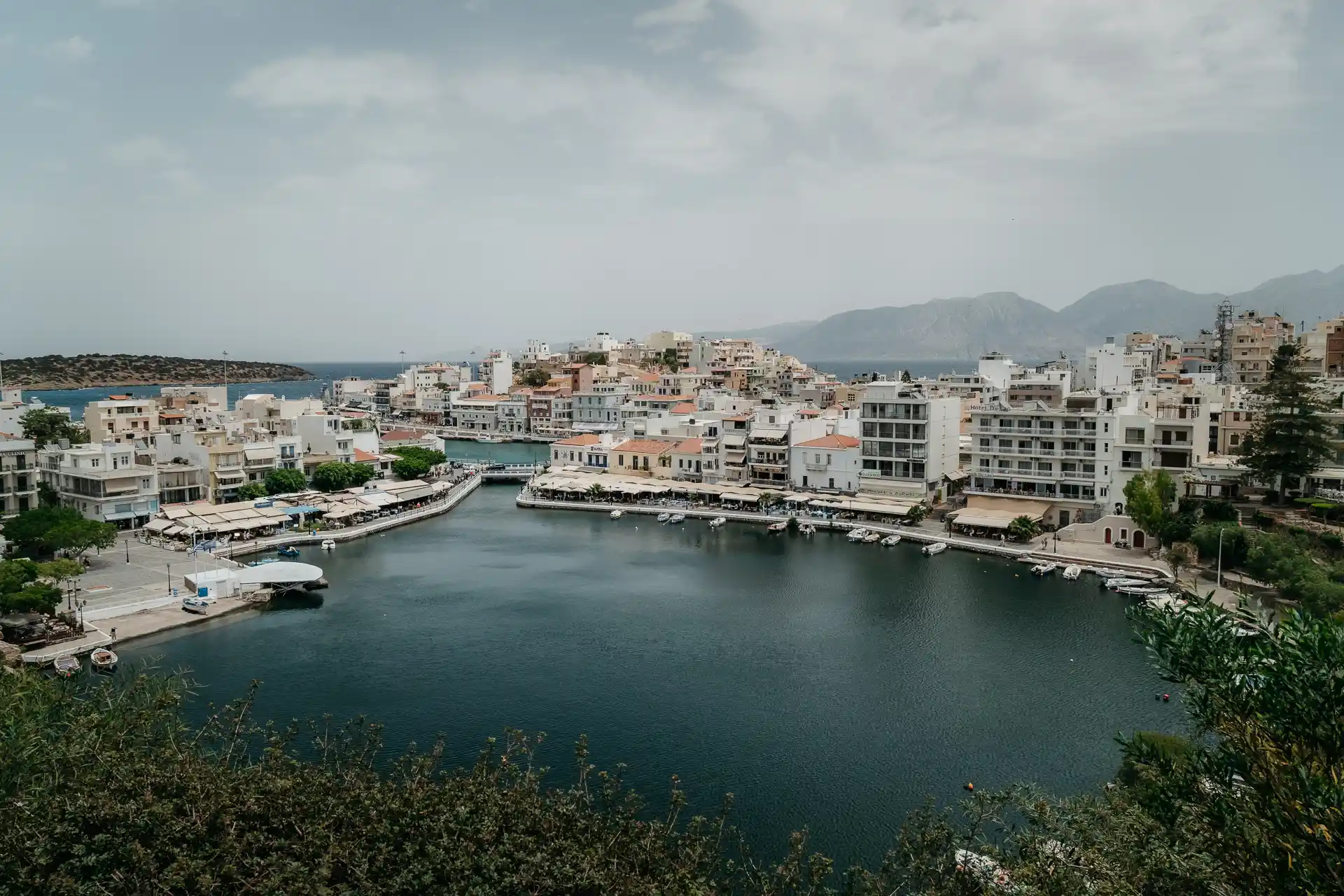 Point de vue sur le lac de Voulismeni à Agios Nikolaos en Crète