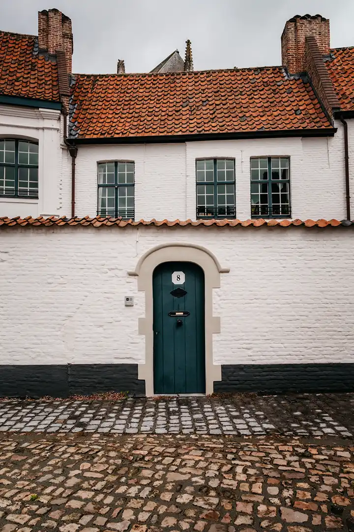 Maisons blanche du béguinage de Courtrai en Belgique
