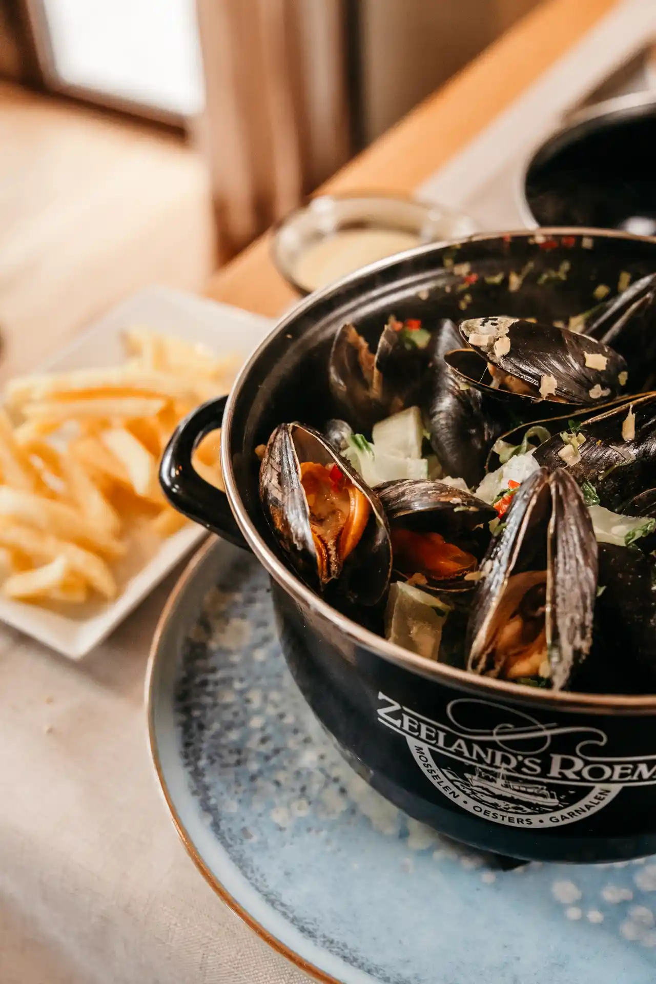 Moules-frites à la Brasserie moderne Den Amandus à Sint-Amands