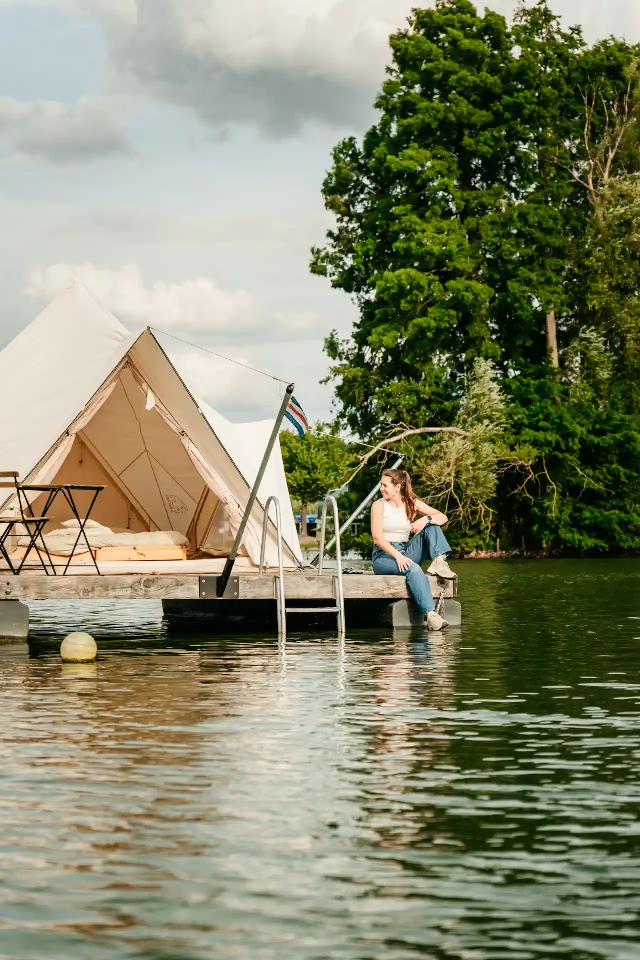 Unusual accommodation on the water in Berlare in Belgium - Vlotje