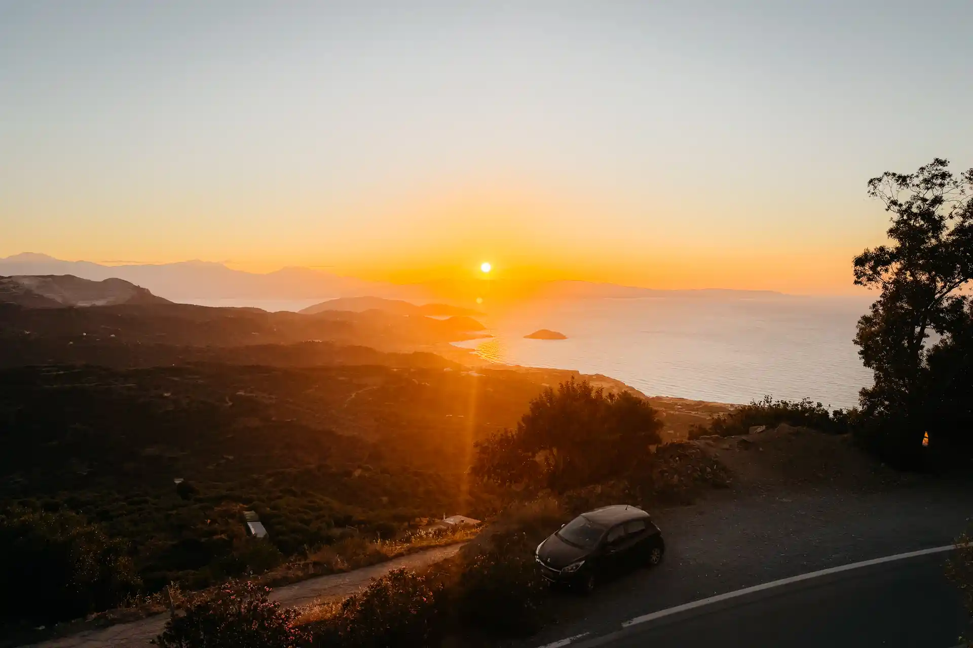 Coucher de soleil depuis la taverne Kathodon à Mirsini en Crète