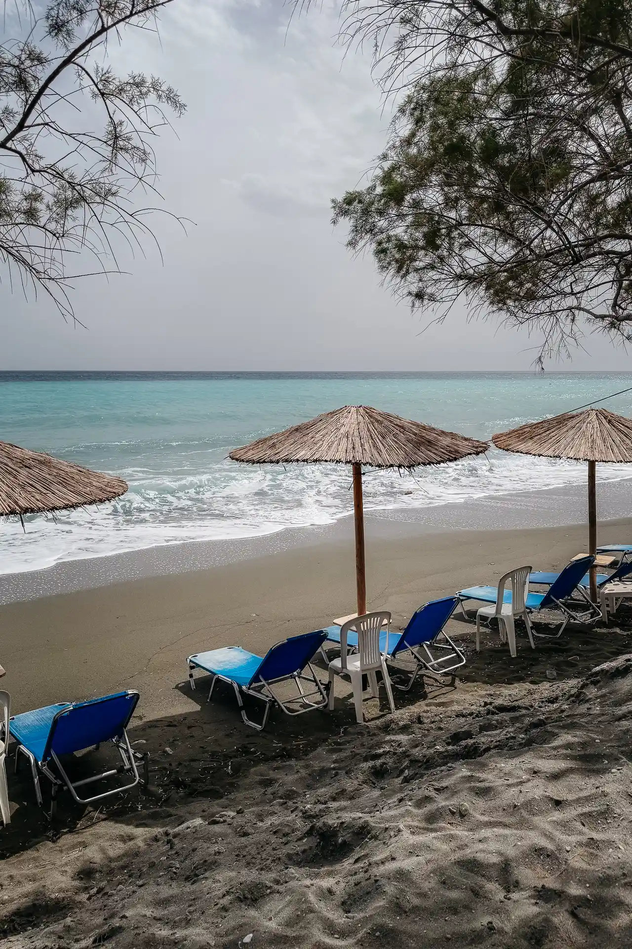 plage de sable noir à Tersta au sud de la Crète