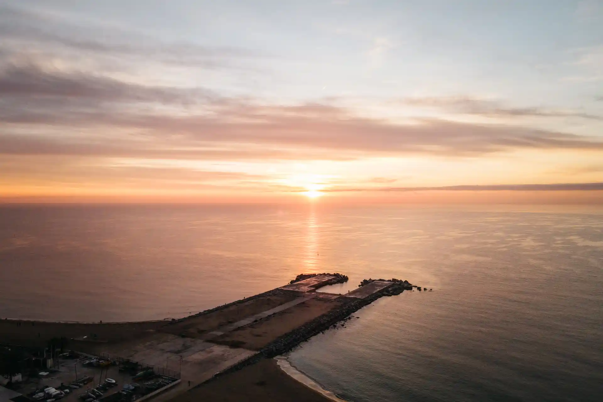 Lever de soleil sur la plage marbella à Barcelone