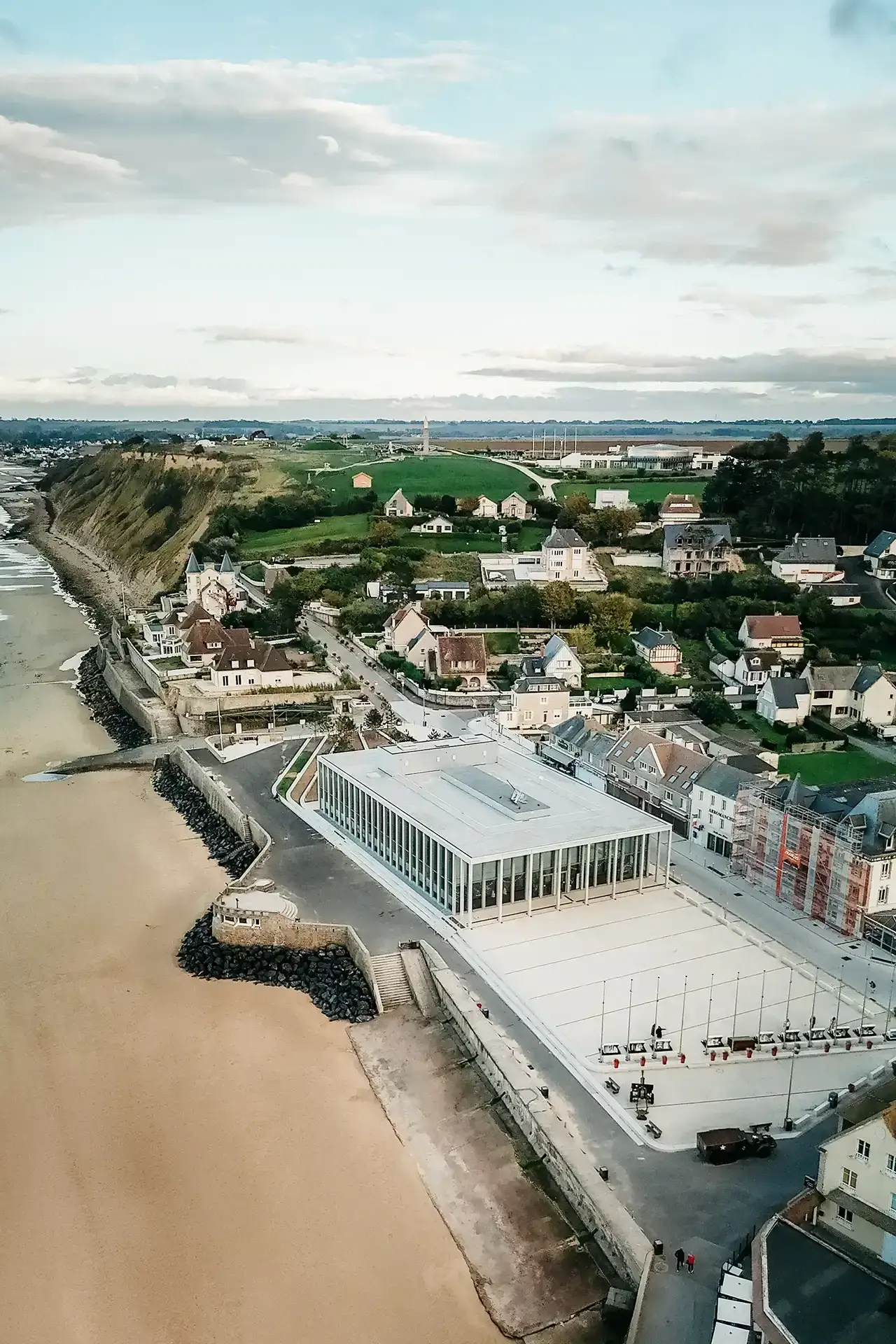 Vue drone du musée du débarquement d'Arromanches-les-bains en Normandie, France