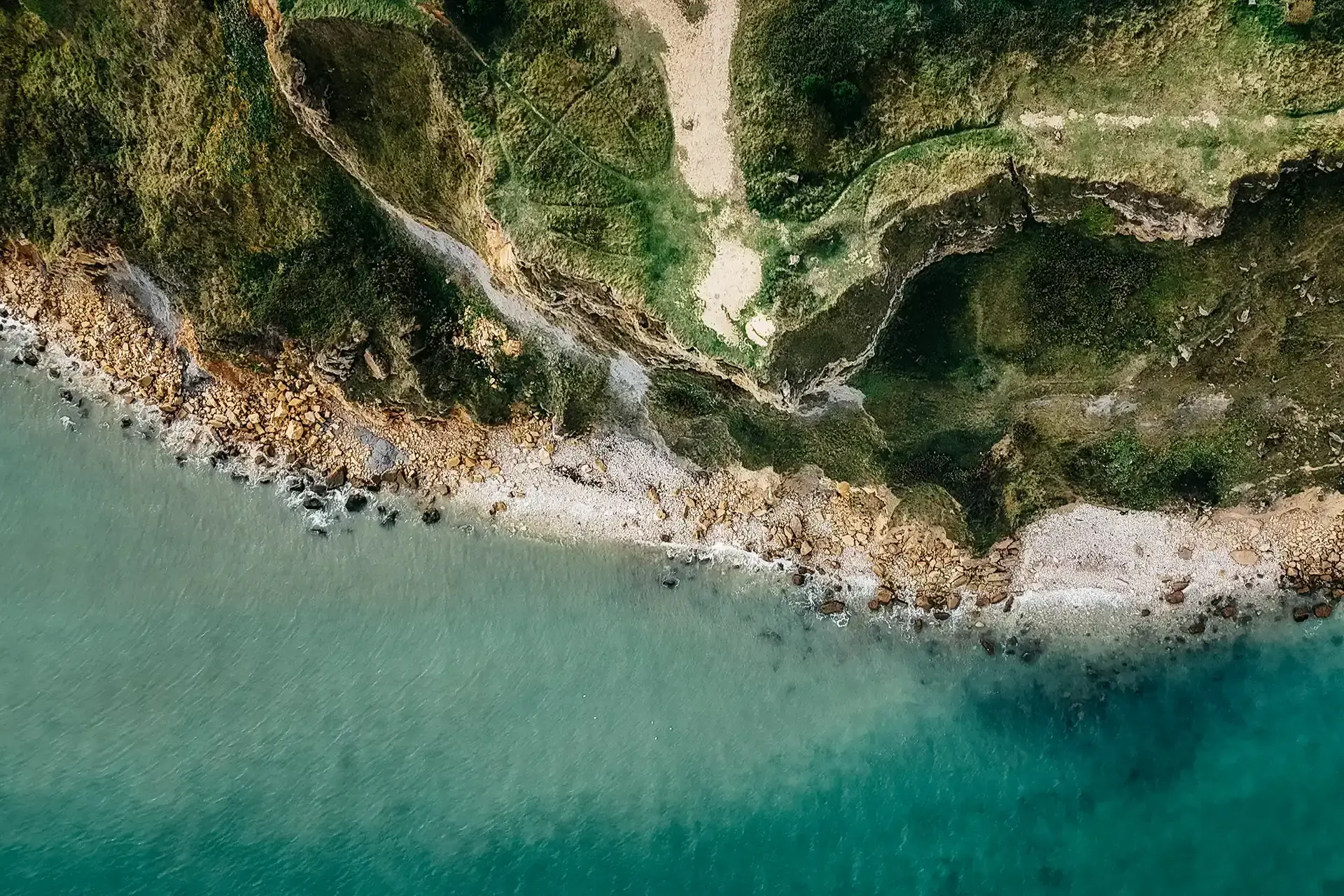 Vue drone des falaises d'Arromanches en Normandie