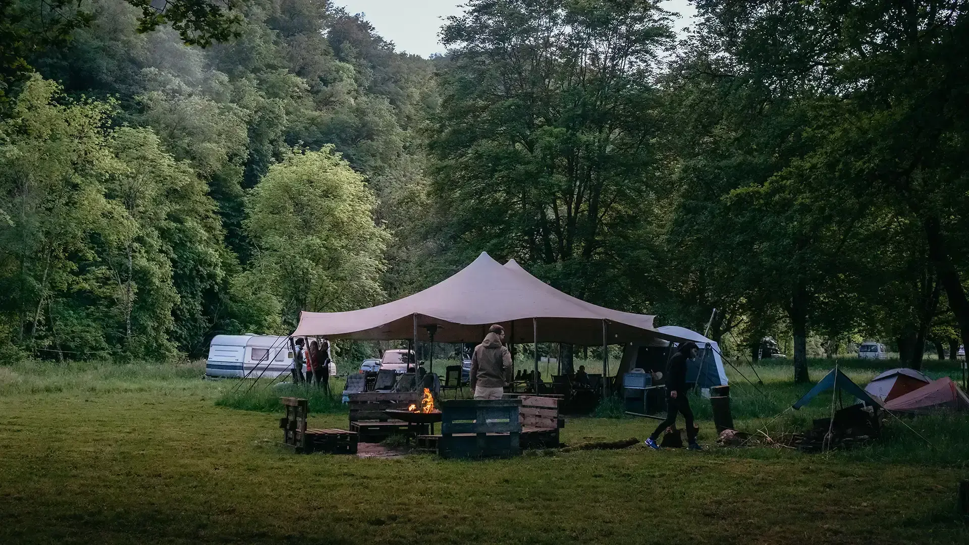 Camp de base du packraft trail dans les Ardennes Françaises