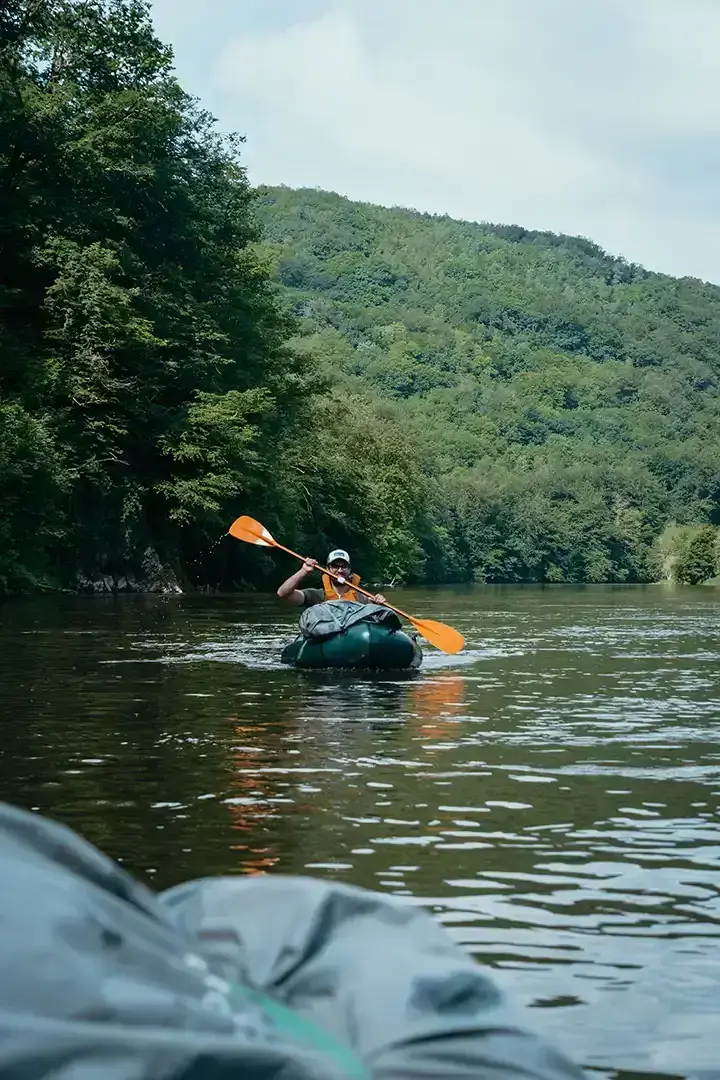 Packraft sur la Semoy dans les Ardennes françaises avec Travelbase