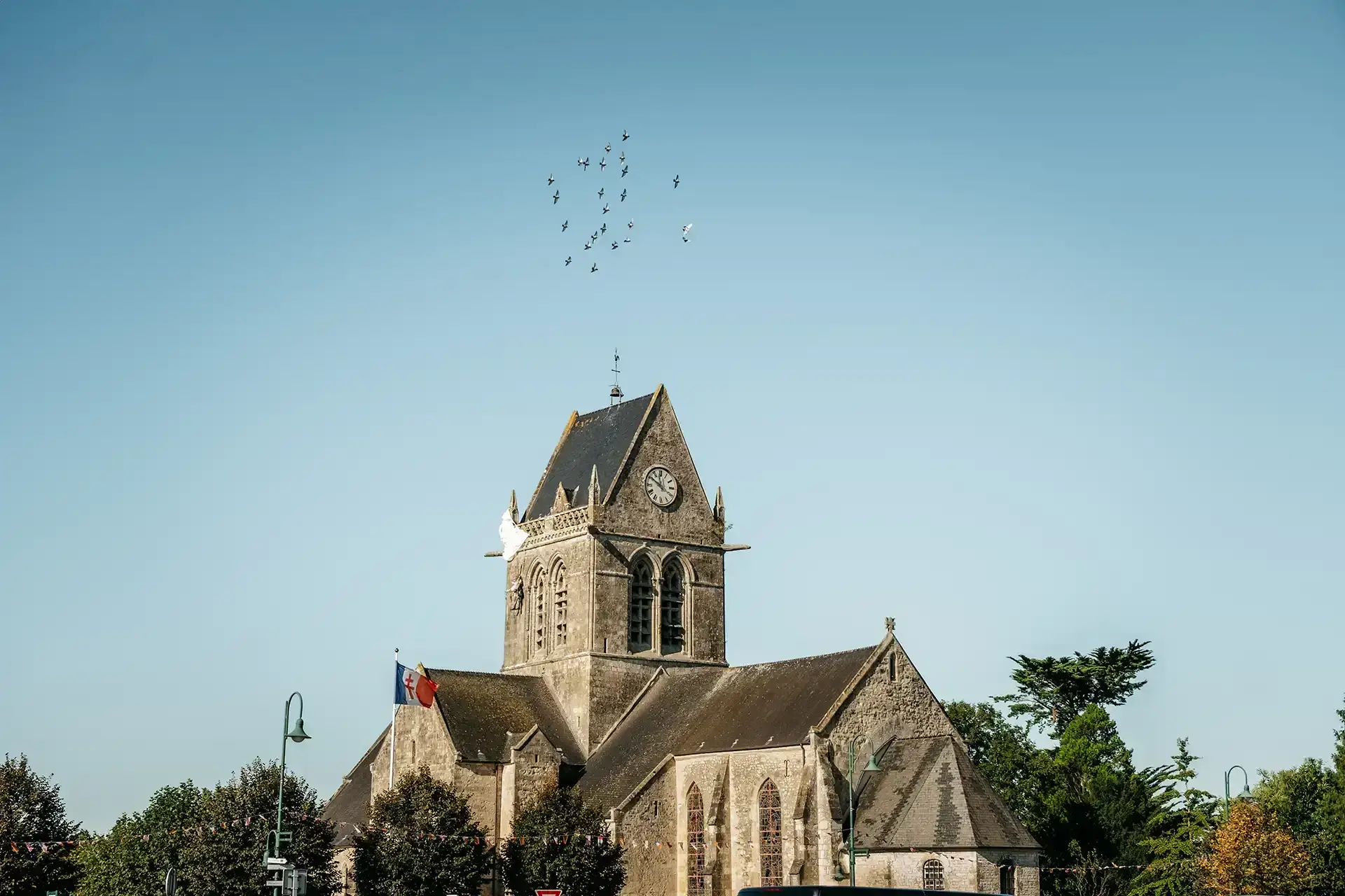 Le parachuste John Steele à Sainte-Mère-Église en Normandie