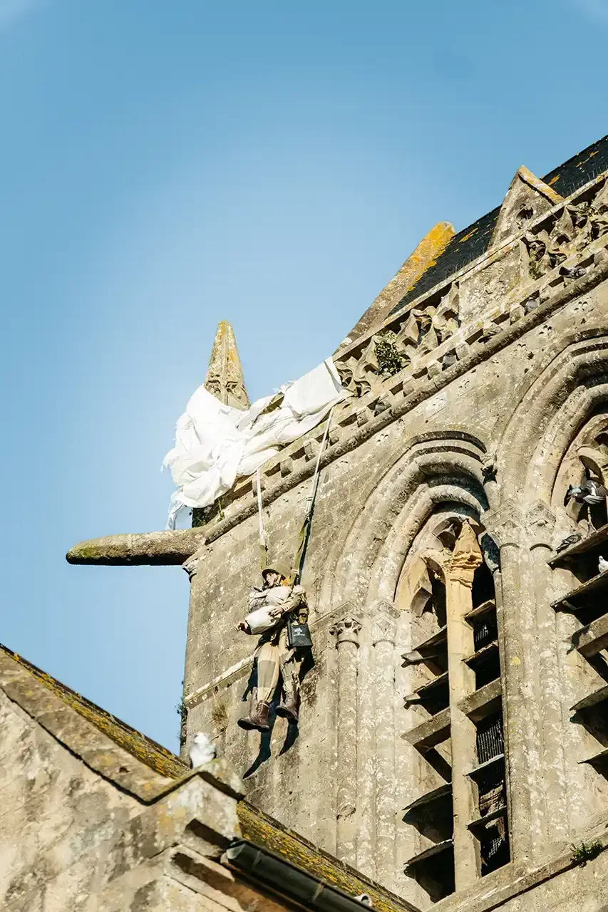 Le parachuste John Steele à Sainte-Mère-Église en Normandie