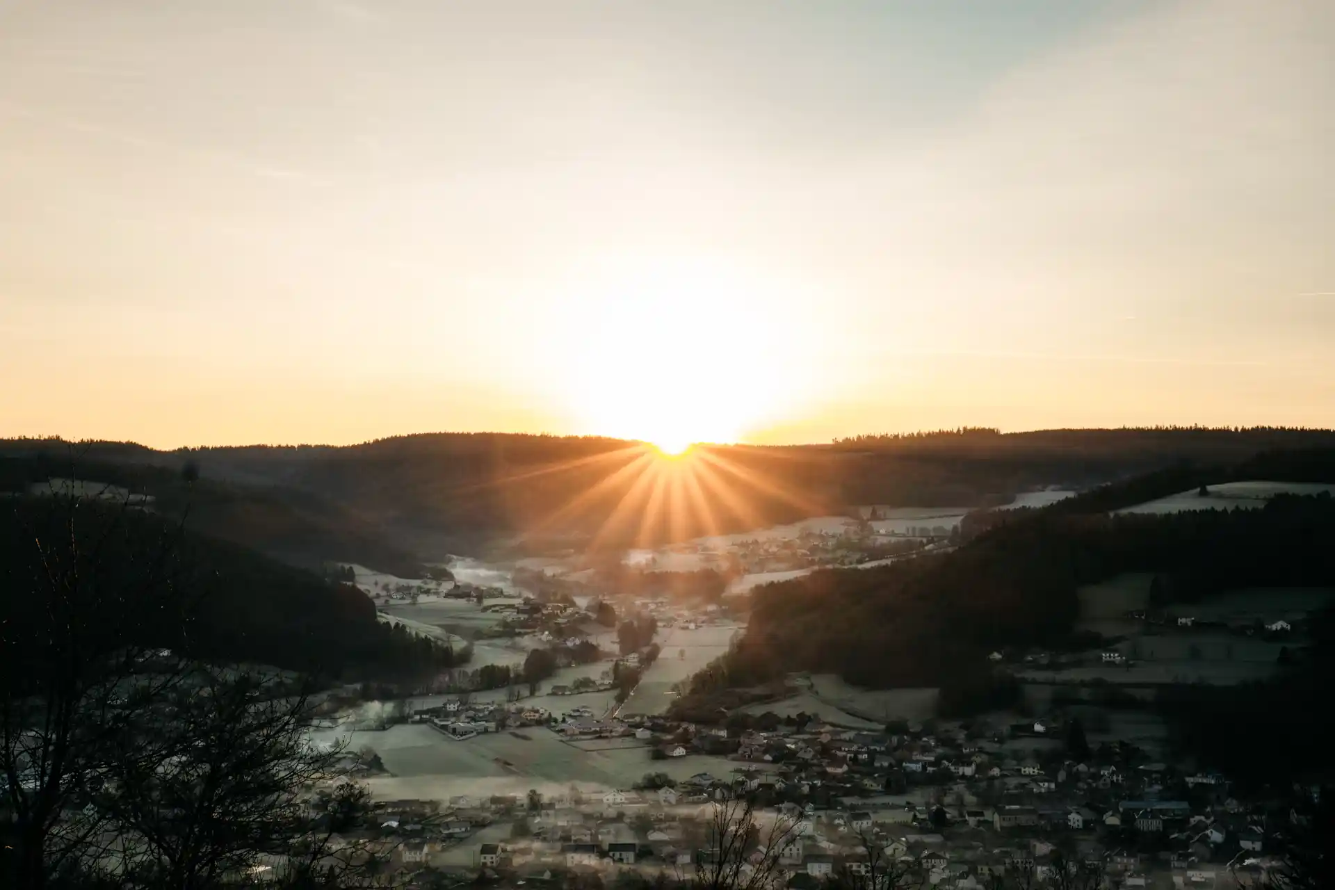 Lever de soleil sur le Val d'Ajol dans les Vosges, photo prise avec un drone