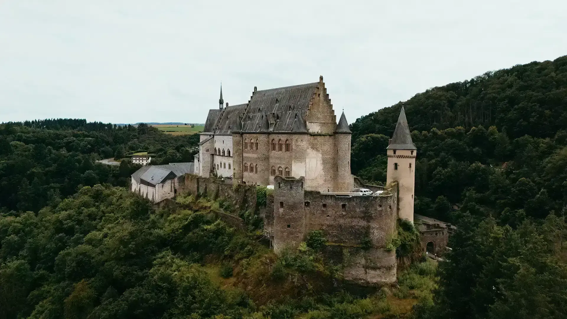 Château de Vianden sur son éperon rocheux - Vue aérienne au drone