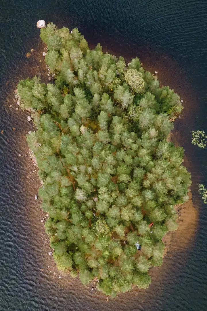 Ile de bivouac lors d'un canoe trip vue du haut