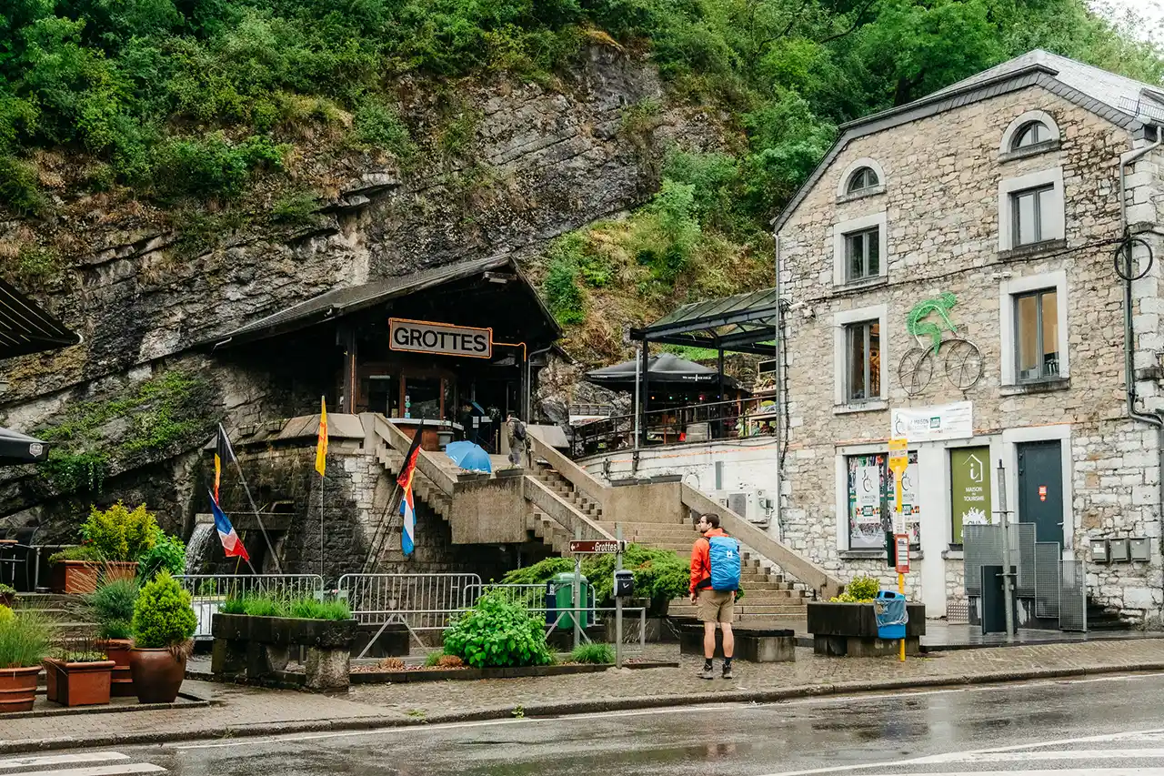 Entrée extérieure des grottes de Remouchamps en Belgique