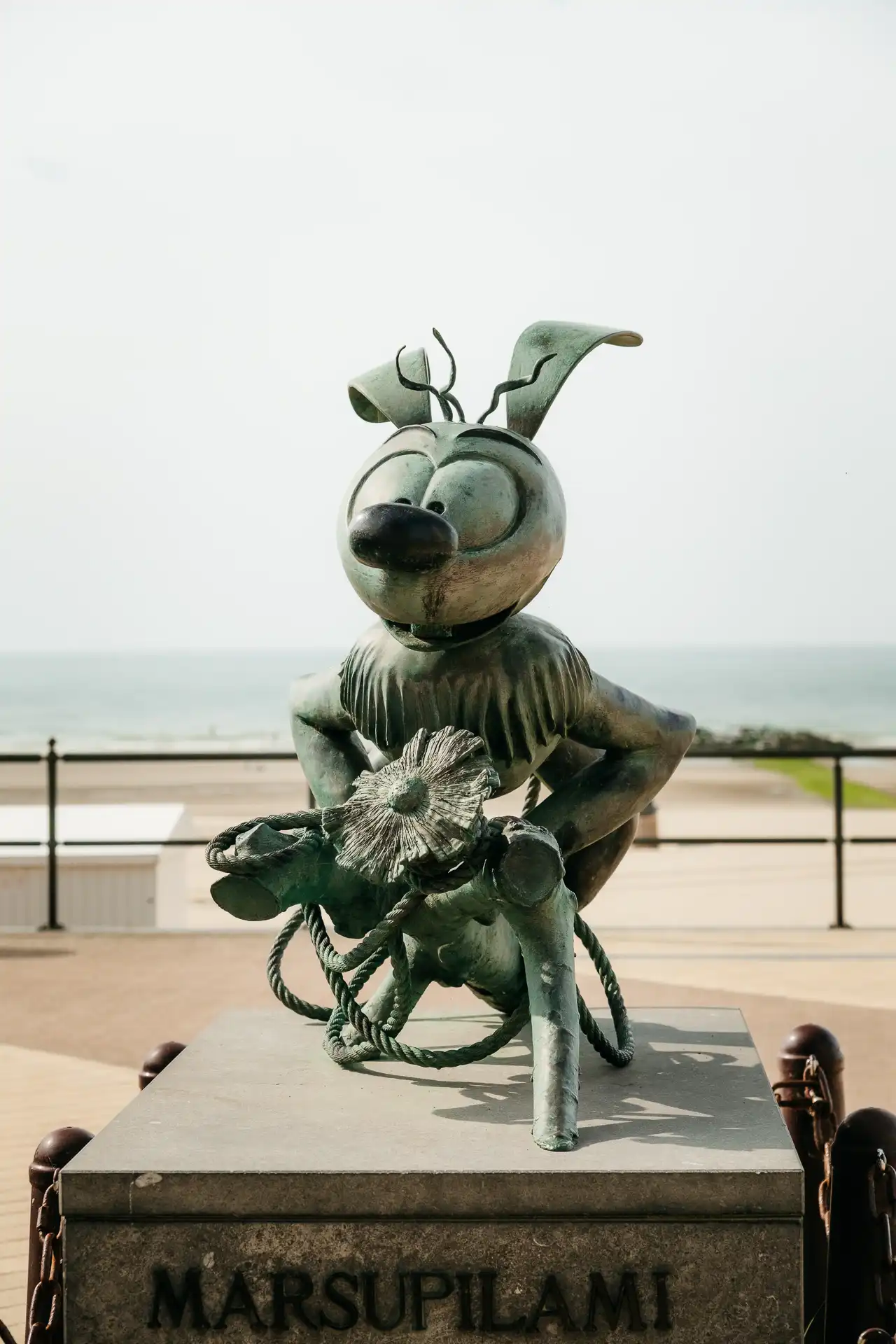 Sculpture Marsupilami sur la digue à Middelkerke