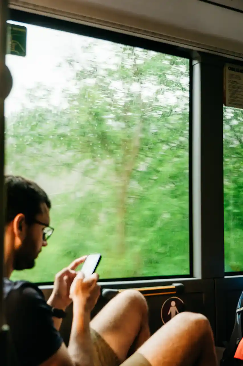 randonneur dans un bus tec sous la pluie