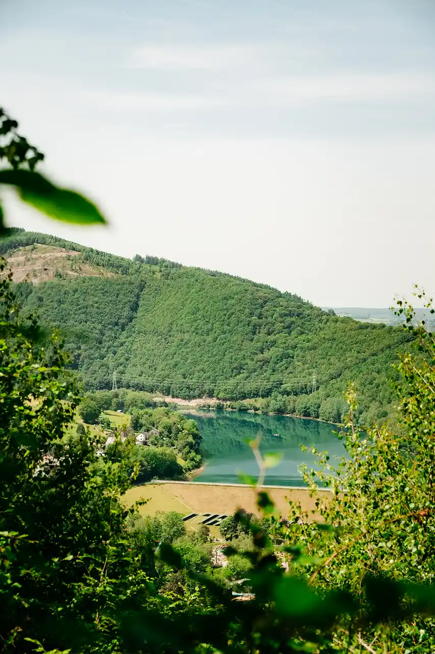 Point de vue sur le bassin de la centrale éléctrique de Coo