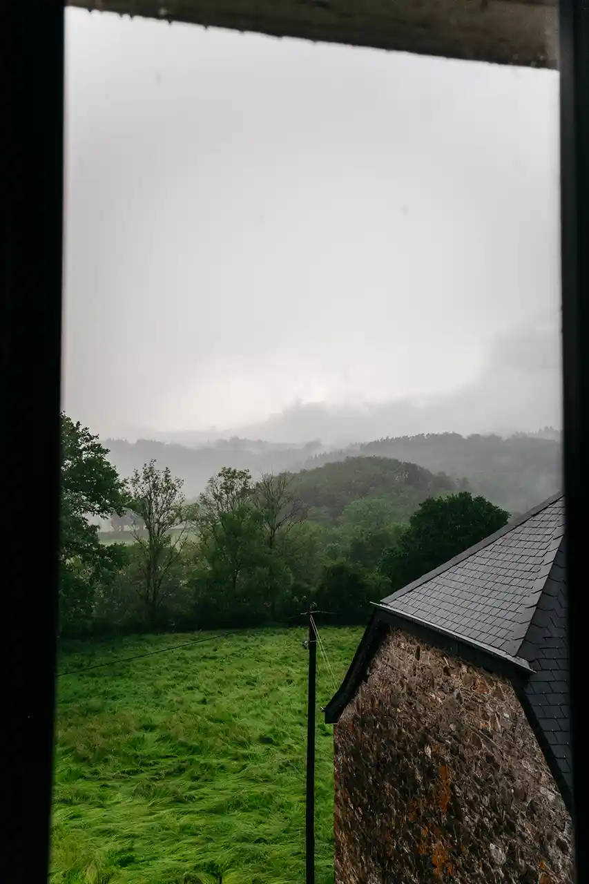 Vue sous la pluie depuis le gite La Vaulx-Renard à Stoumont