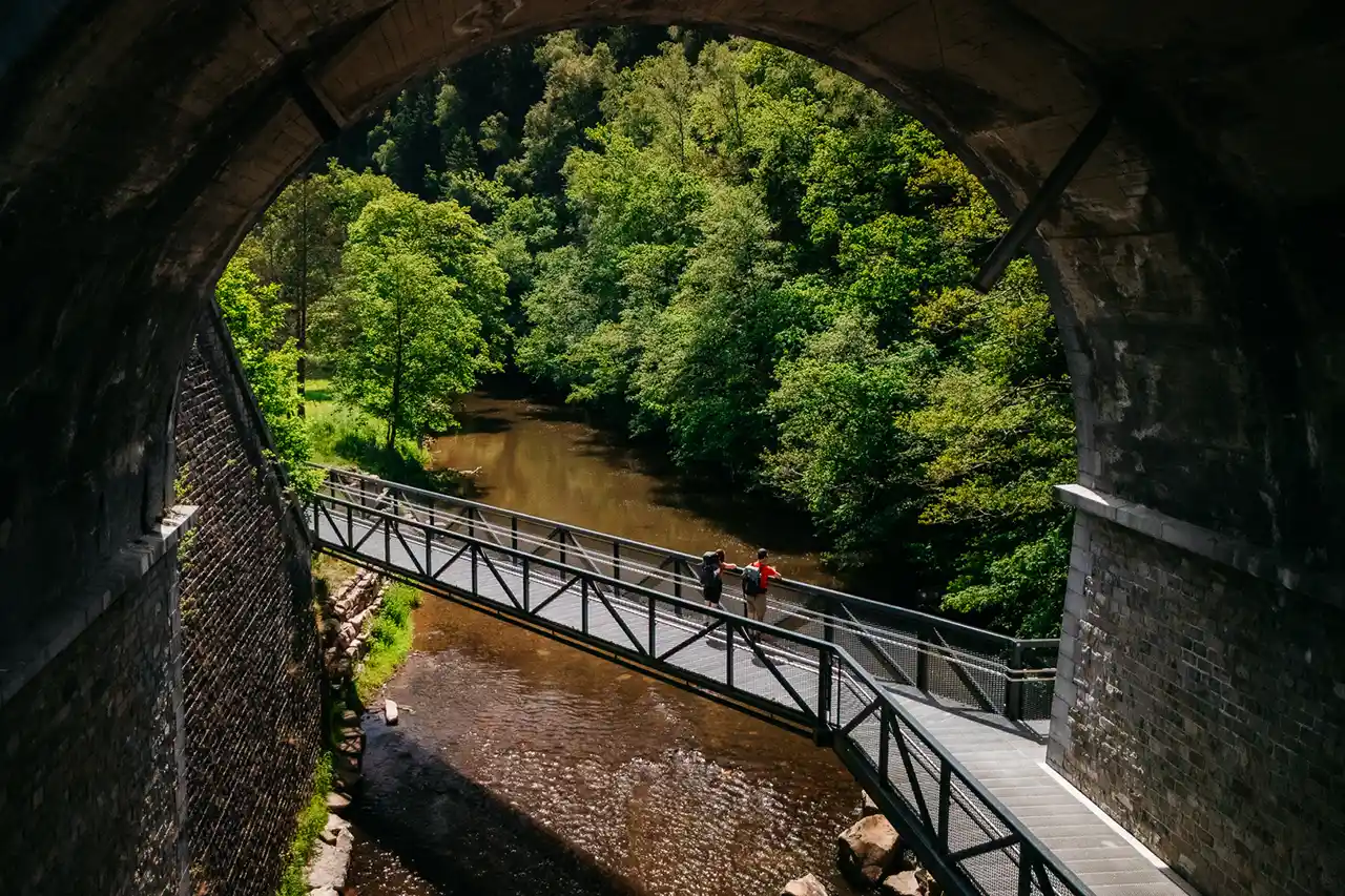 Pont pédestre au dessus de l'Amblève à Trois-Ponts