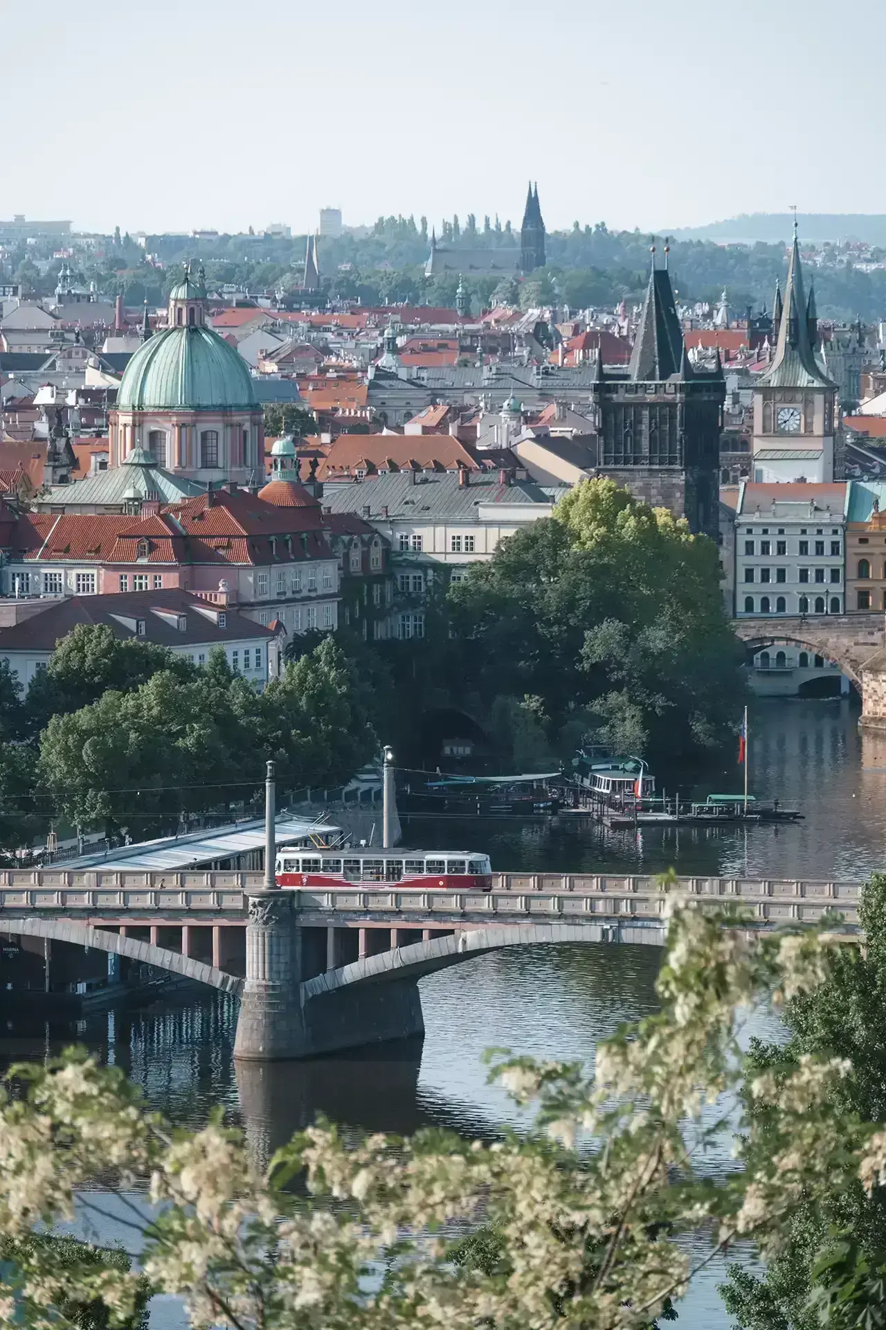 Tram sur un pont à Prague