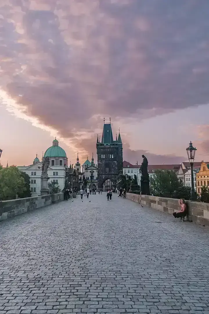 La tour du pont de la vieille ville depuis le pont Charles à Prague